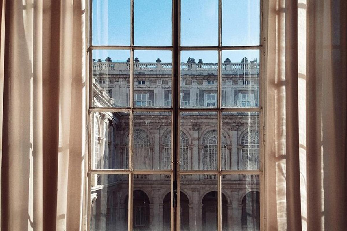 una vista del Louvre a través d'una finestra