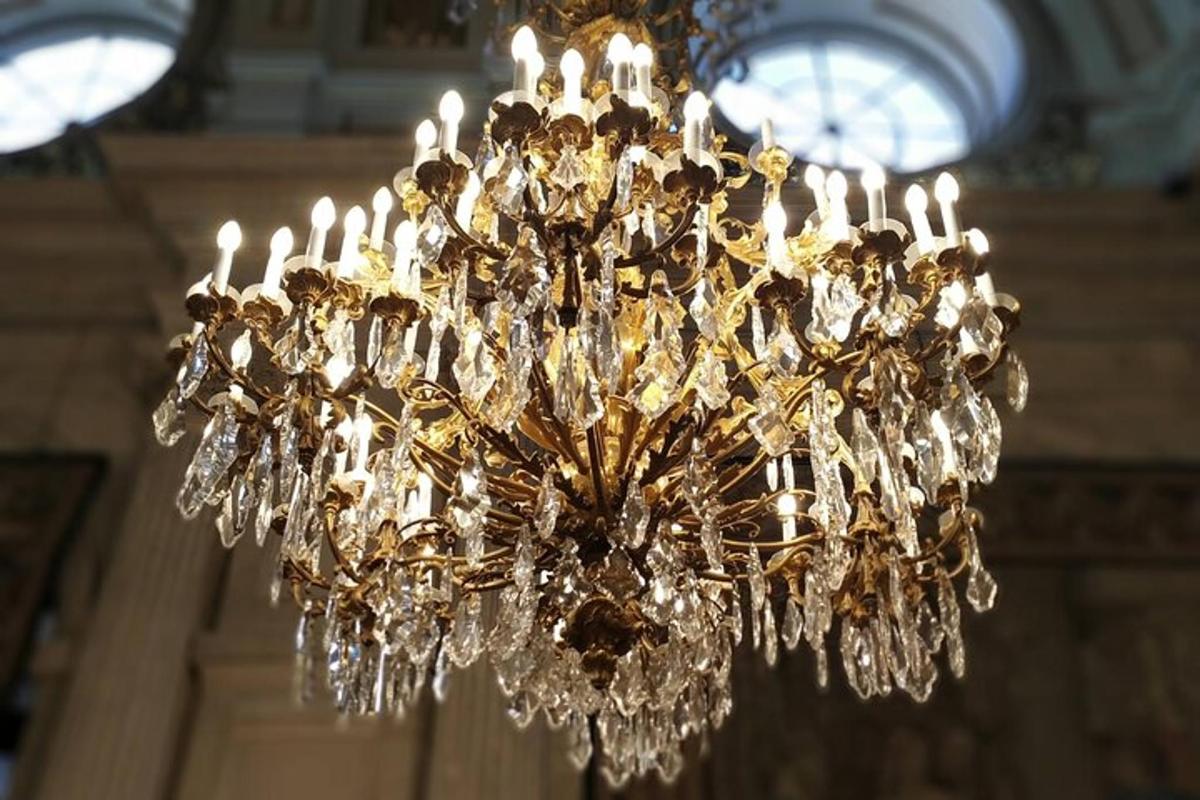 candelier yang tergantung pada siling di sebuah bangunan