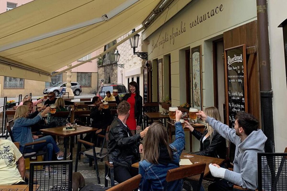 eine Gruppe von Menschen, die an Tischen in einem Restaurant sitzen