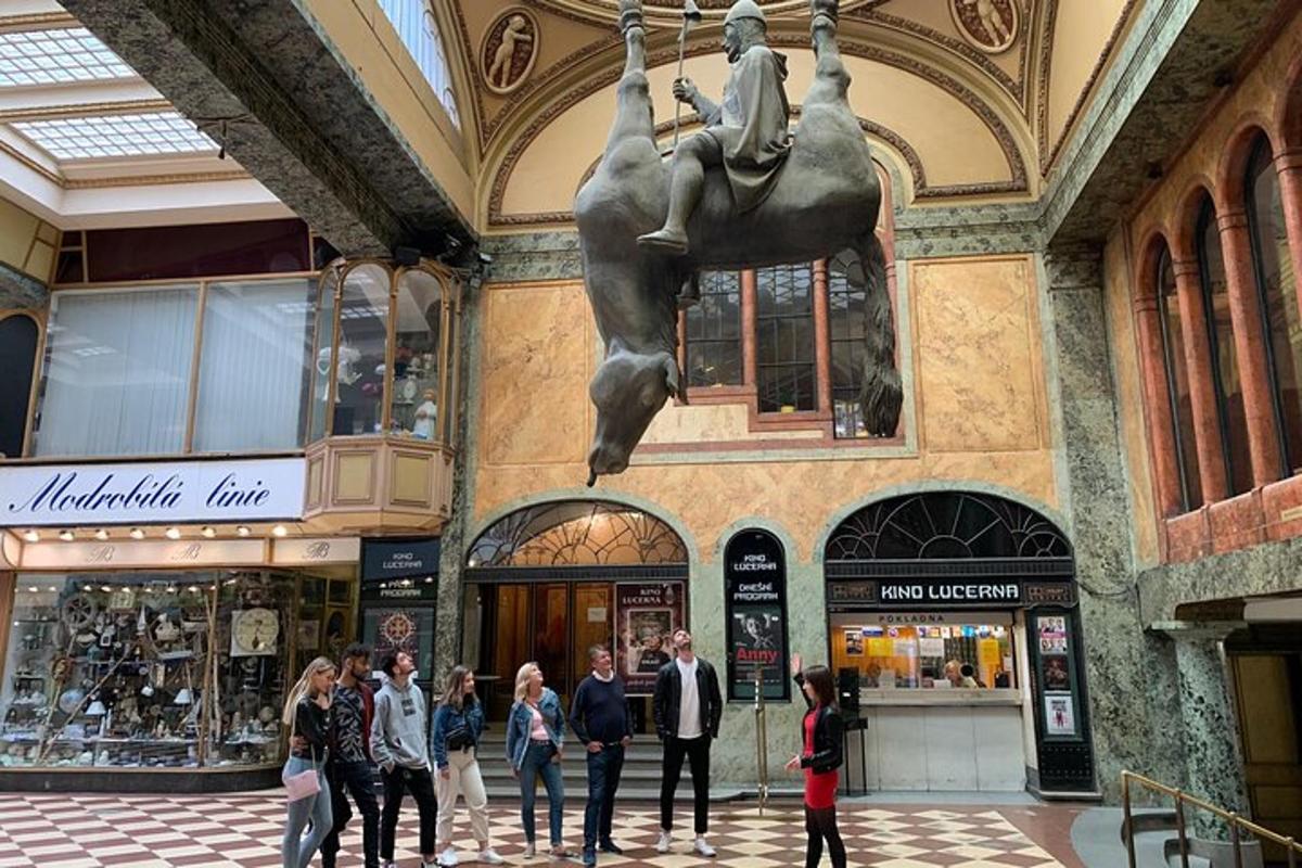 eine Statue einer Frau, die in einem Einkaufszentrum auf einem Pferd reitet