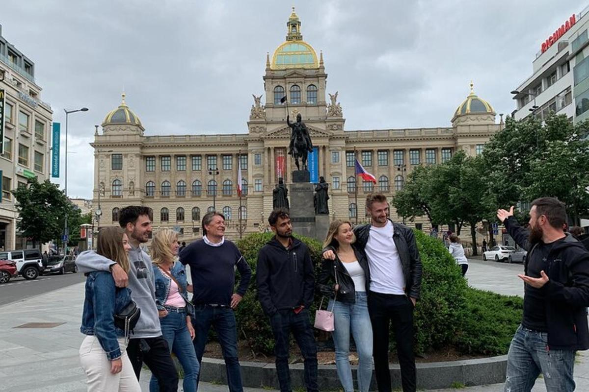 cilvēku grupa, kas stāv ēkas priekšā