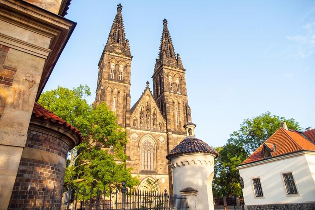 uma antiga catedral com duas torres e uma cerca