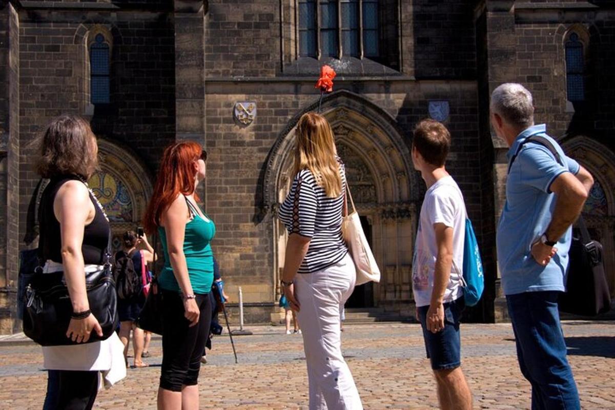 un grup de oameni care stau în fața unei clădiri