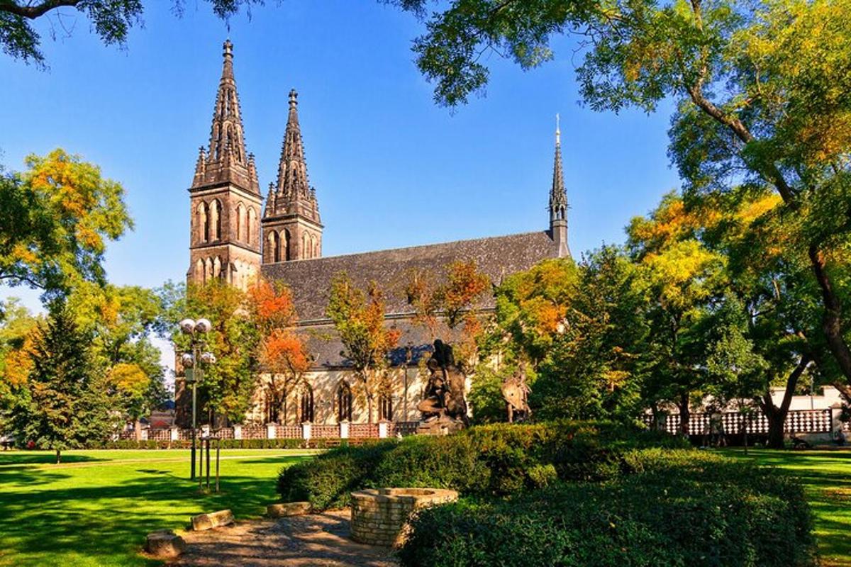 uma igreja com duas torres e árvores em um parque