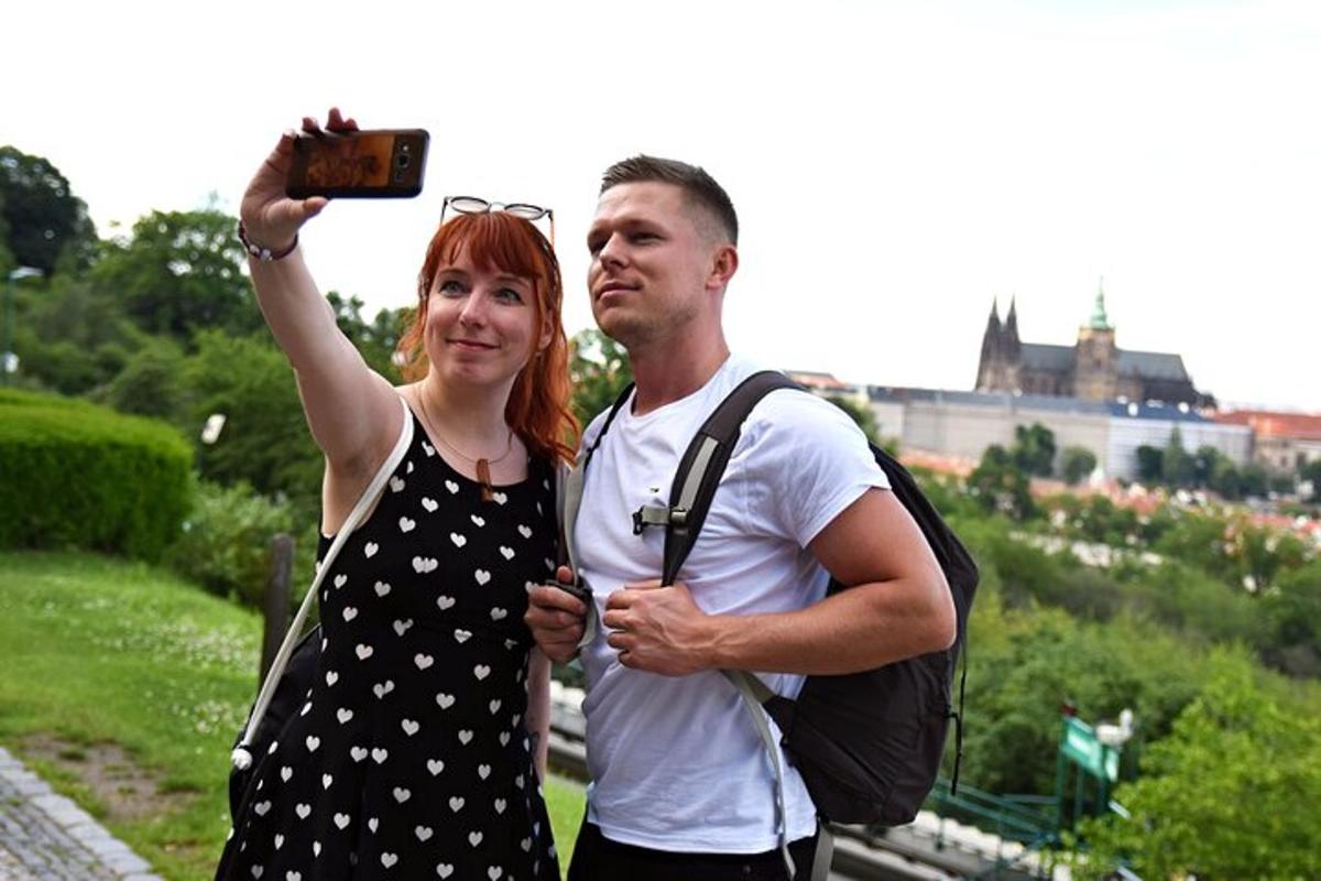 Un hombre y una mujer tomándose una foto con una cámara