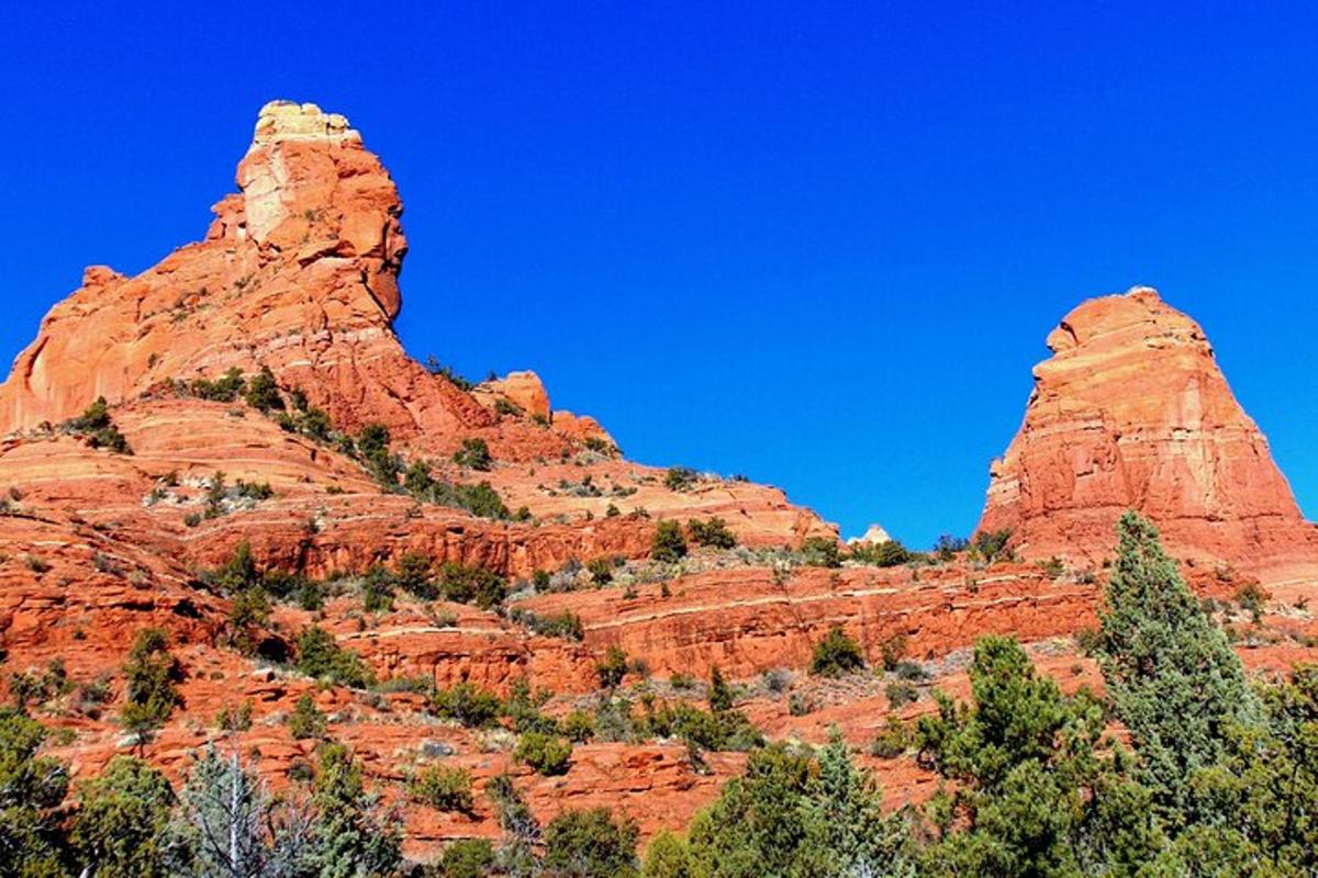 una vista de una montaña con rocas rojas