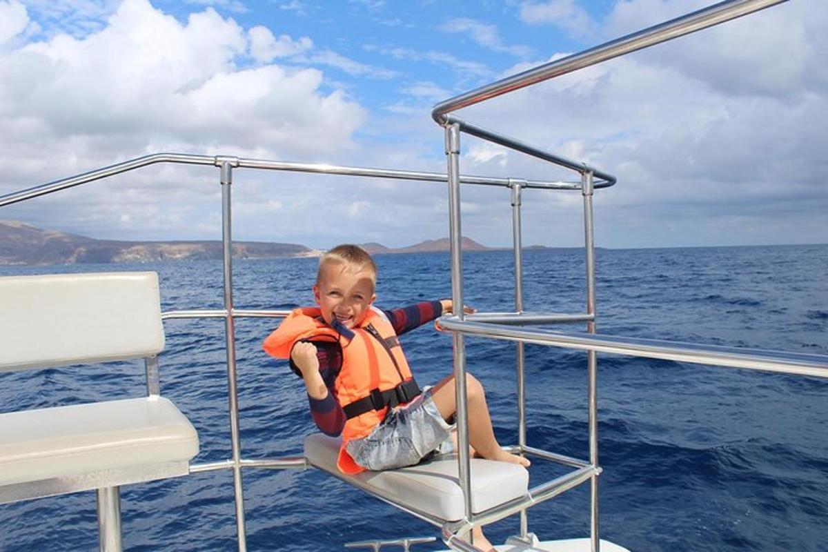 Un niño sentado en un bote en el agua