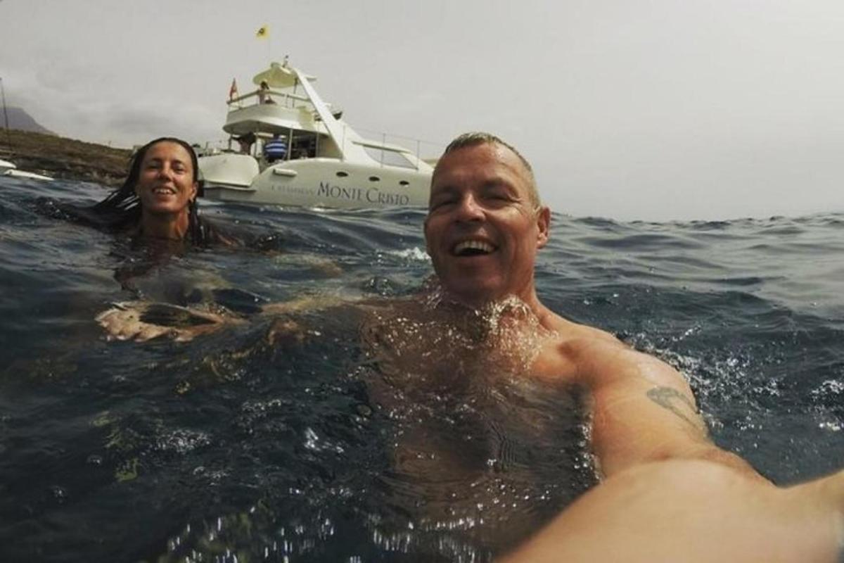 Un hombre y una mujer en el agua con un bote