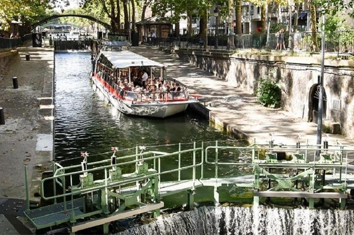 un groupe de personnes sur un bateau dans un canal