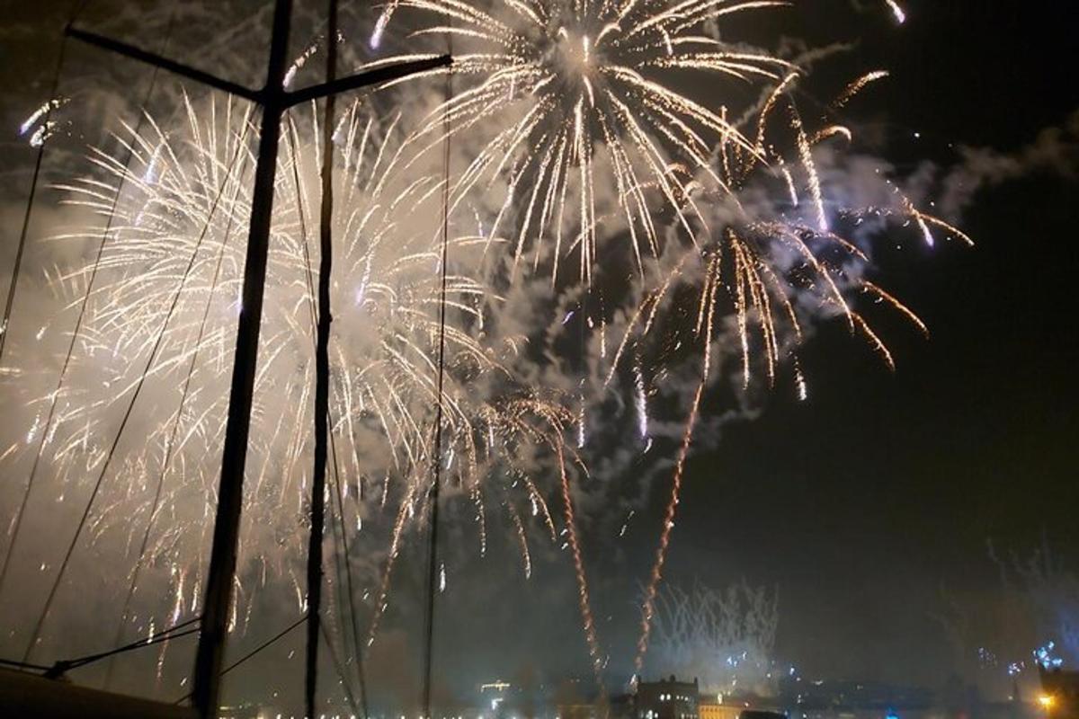 öötaevas plahvatav ilutulestikurühm