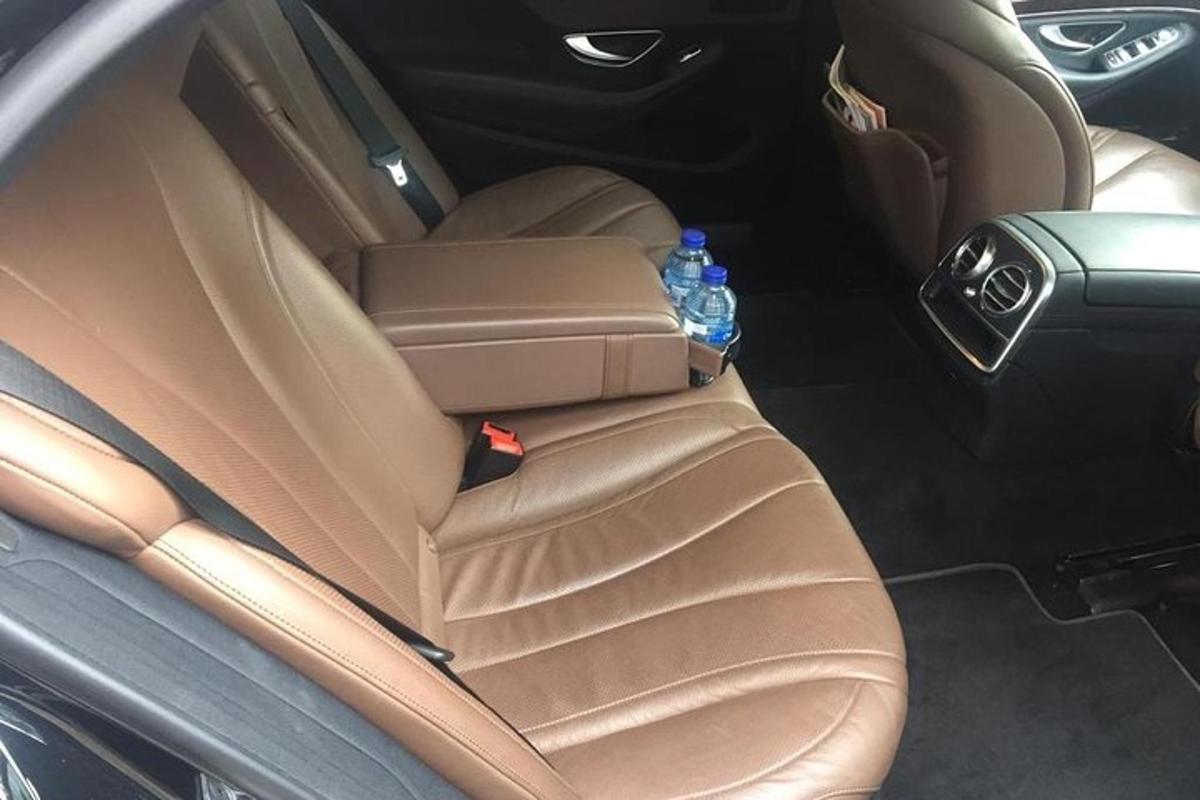 un sedile posteriore di un'auto con una bottiglia d'acqua