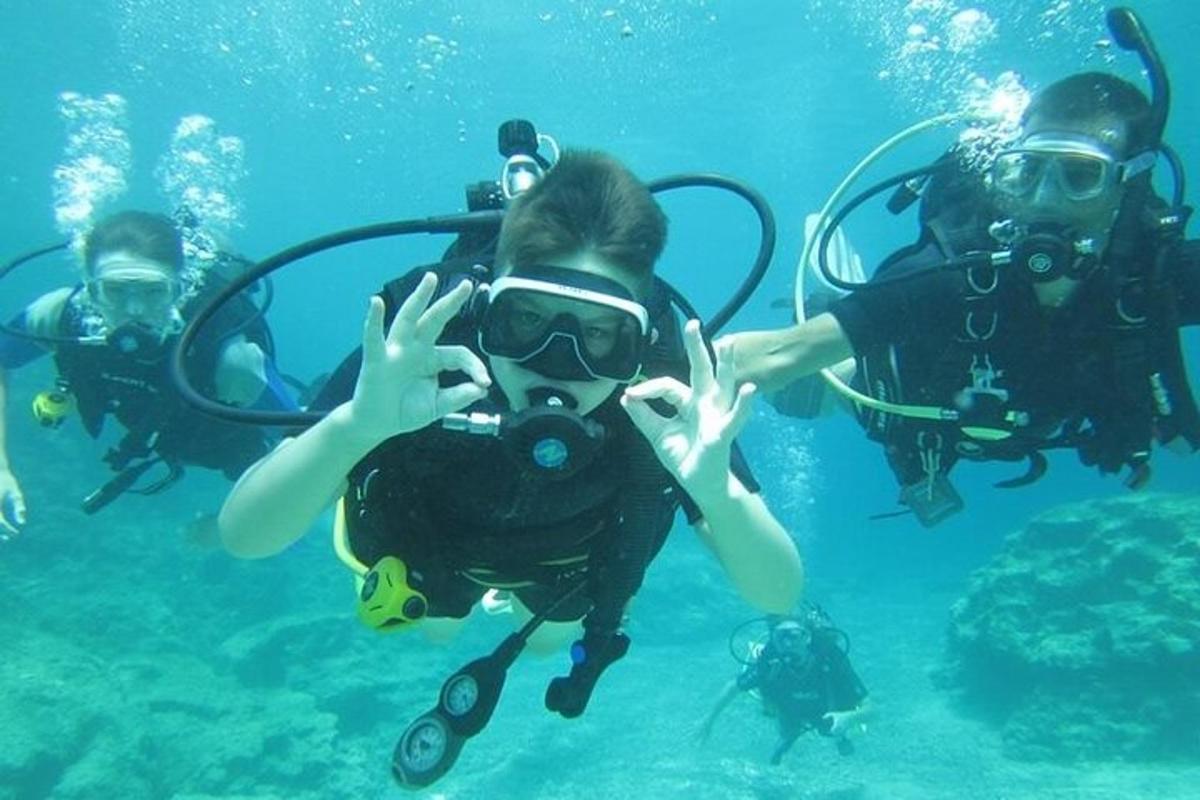 dues persones estan fent submarinisme a l'aigua