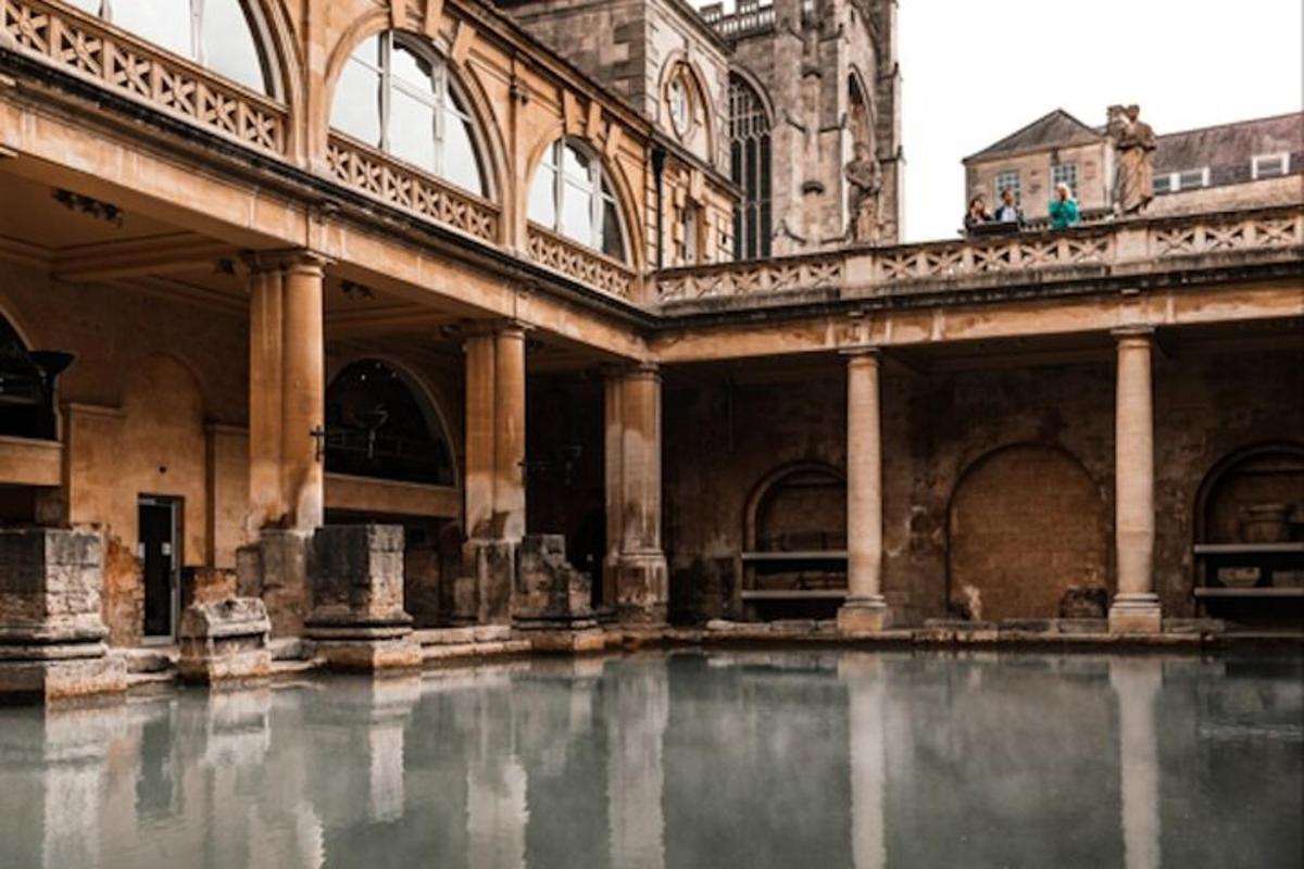 Un gran edificio con un estanque de agua en su interior.