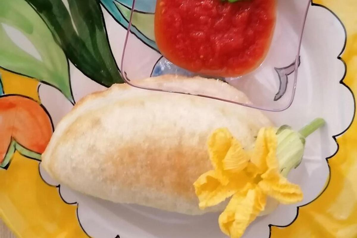 샌드위치와 사과가 담긴 음식 접시
