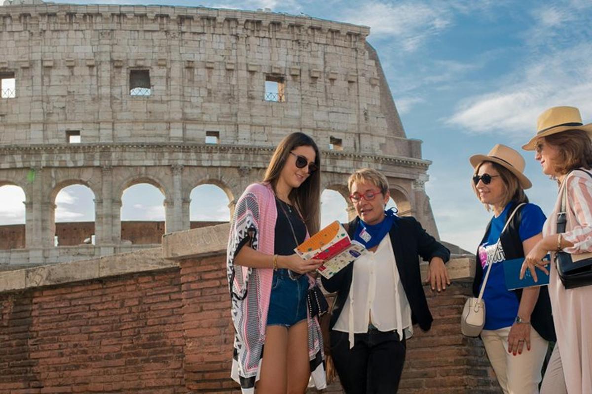 un gruppo di donne in piedi davanti al Colosseo