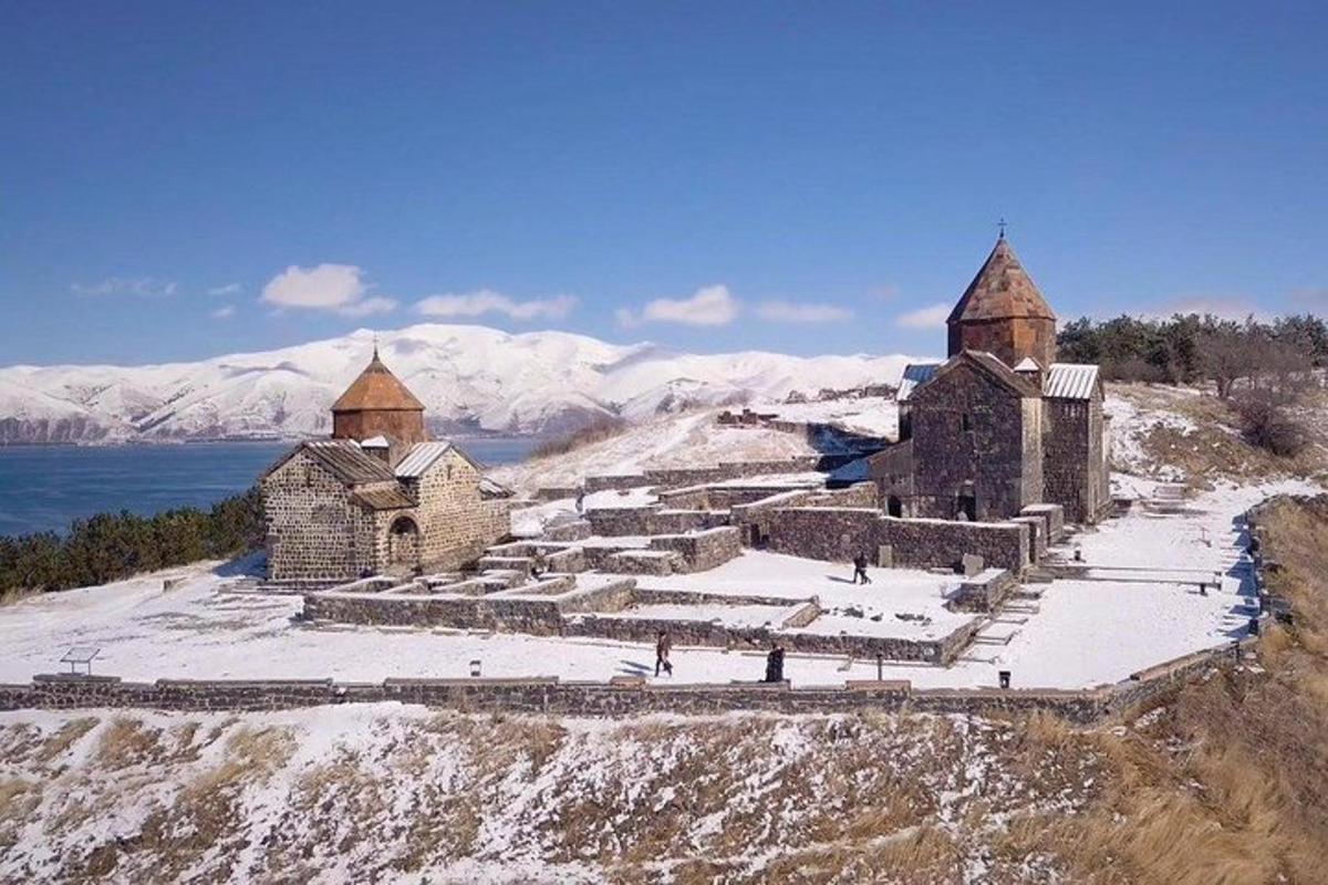 eine alte Kirche auf einem Hügel mit Schnee darauf