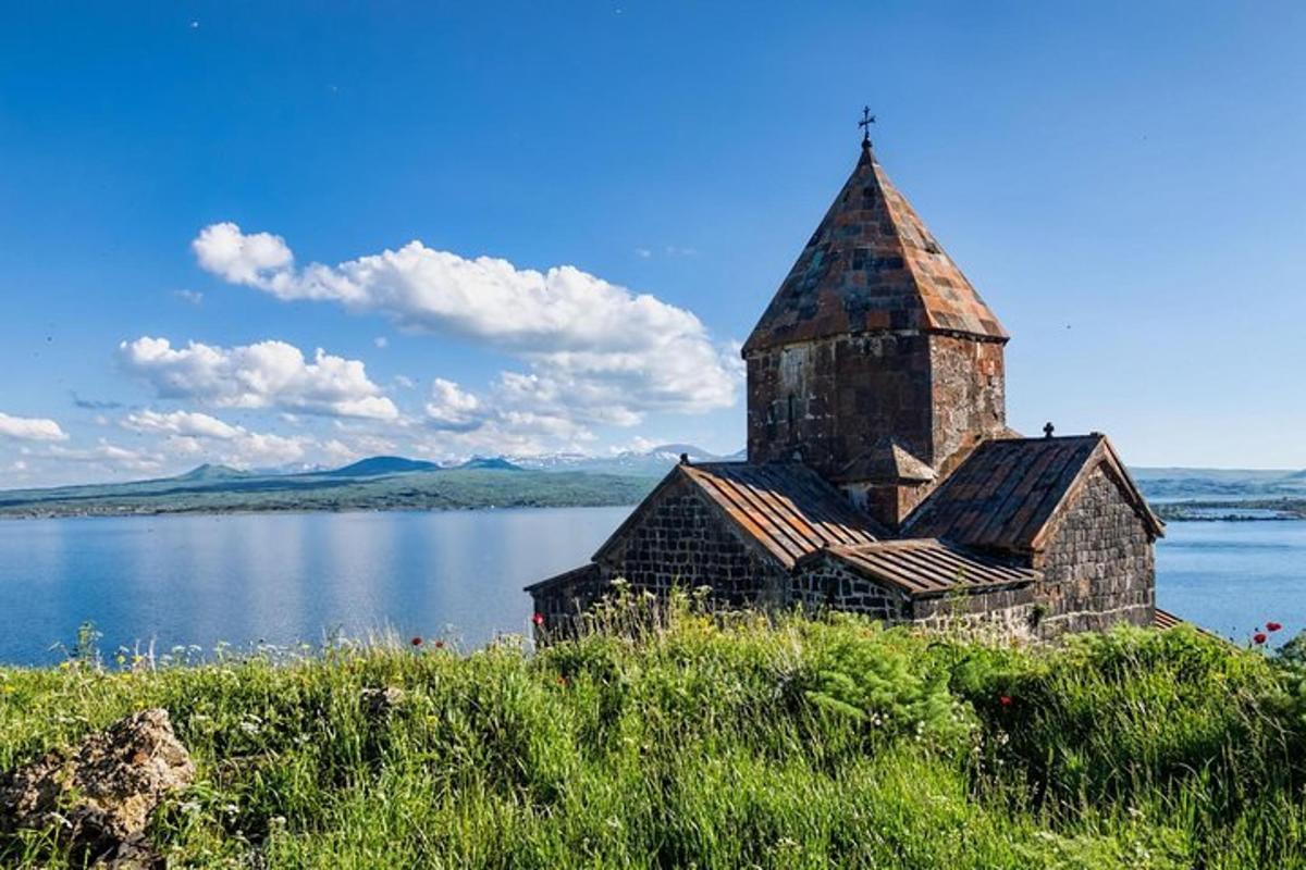 стара церква, що стоїть на березі озера