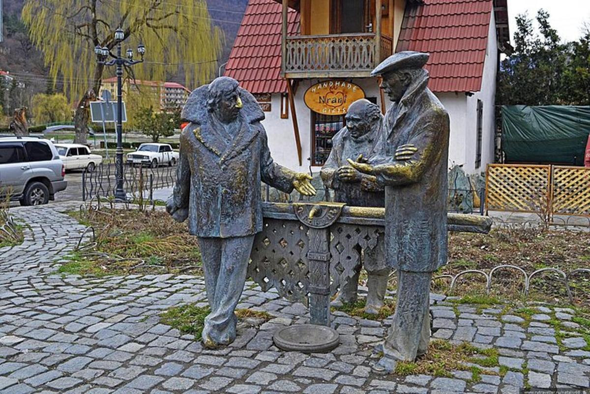 статуя чоловіка та жінки, що стоять поруч