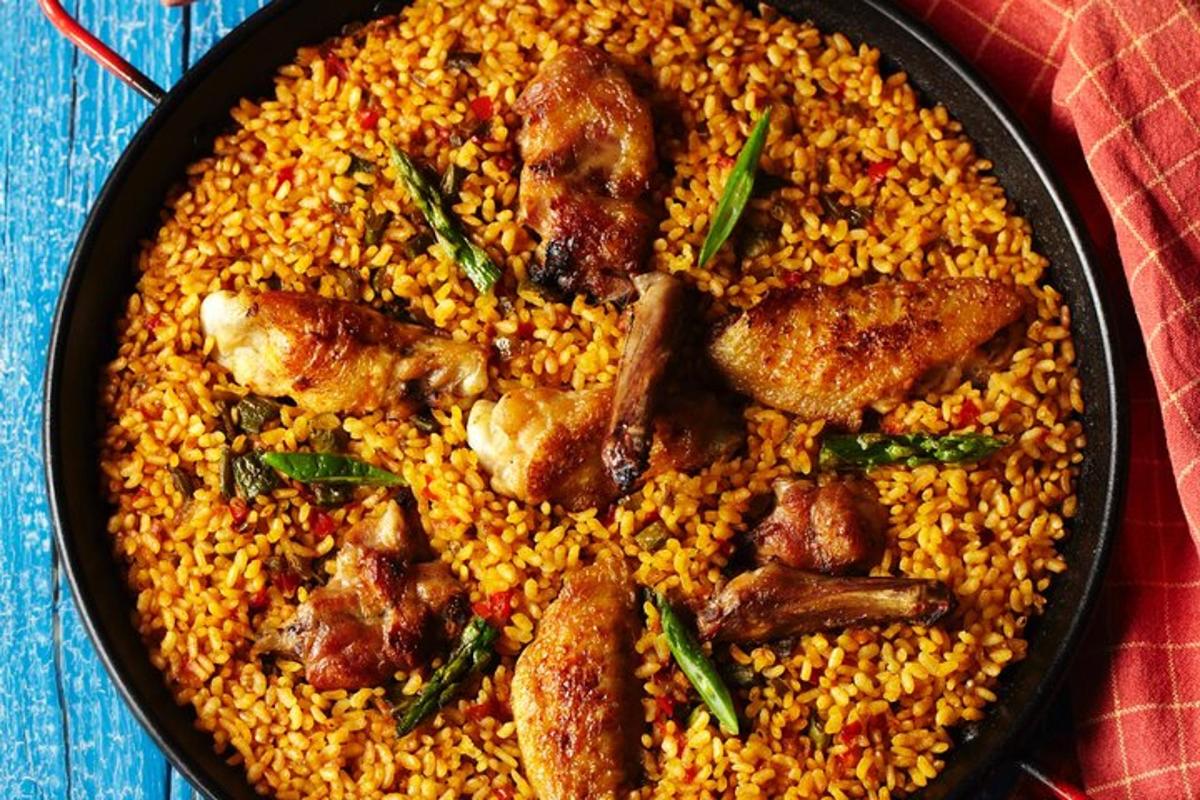 una pentola di cibo con pollo e riso su un tavolo