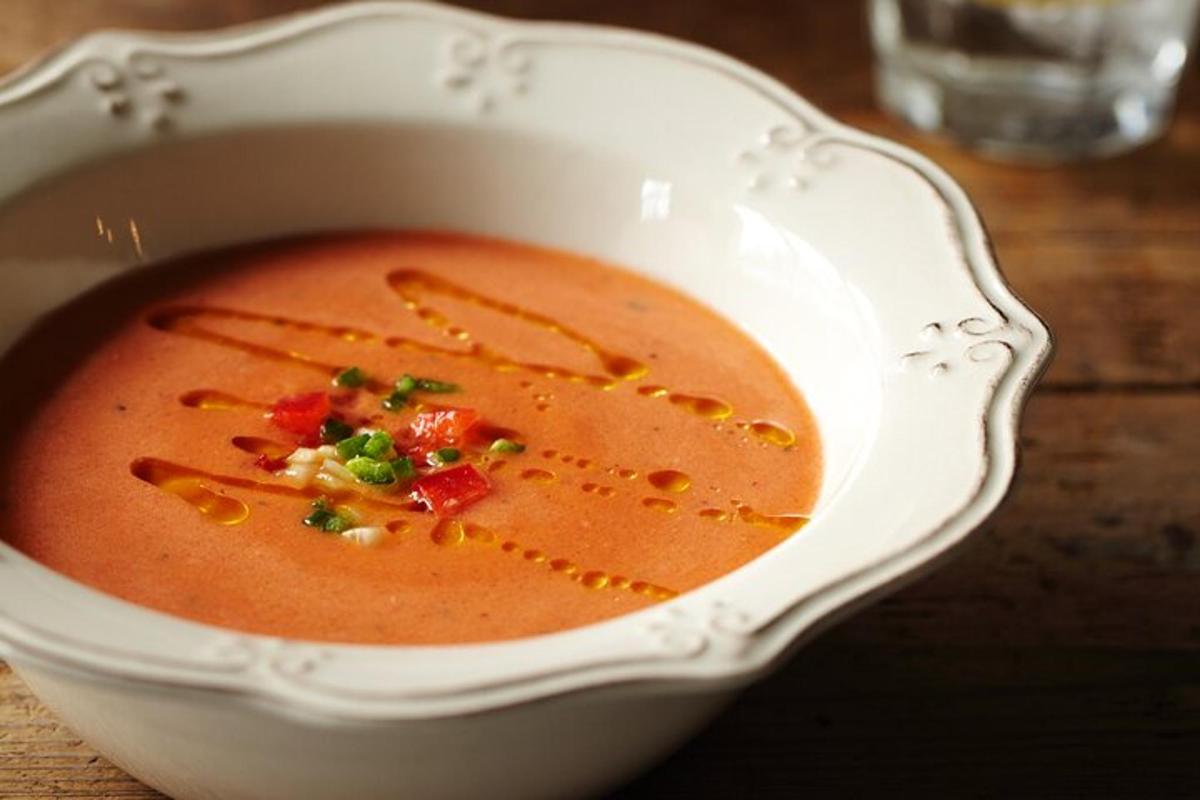 una ciotola di zuppa di pomodoro su un tavolo di legno