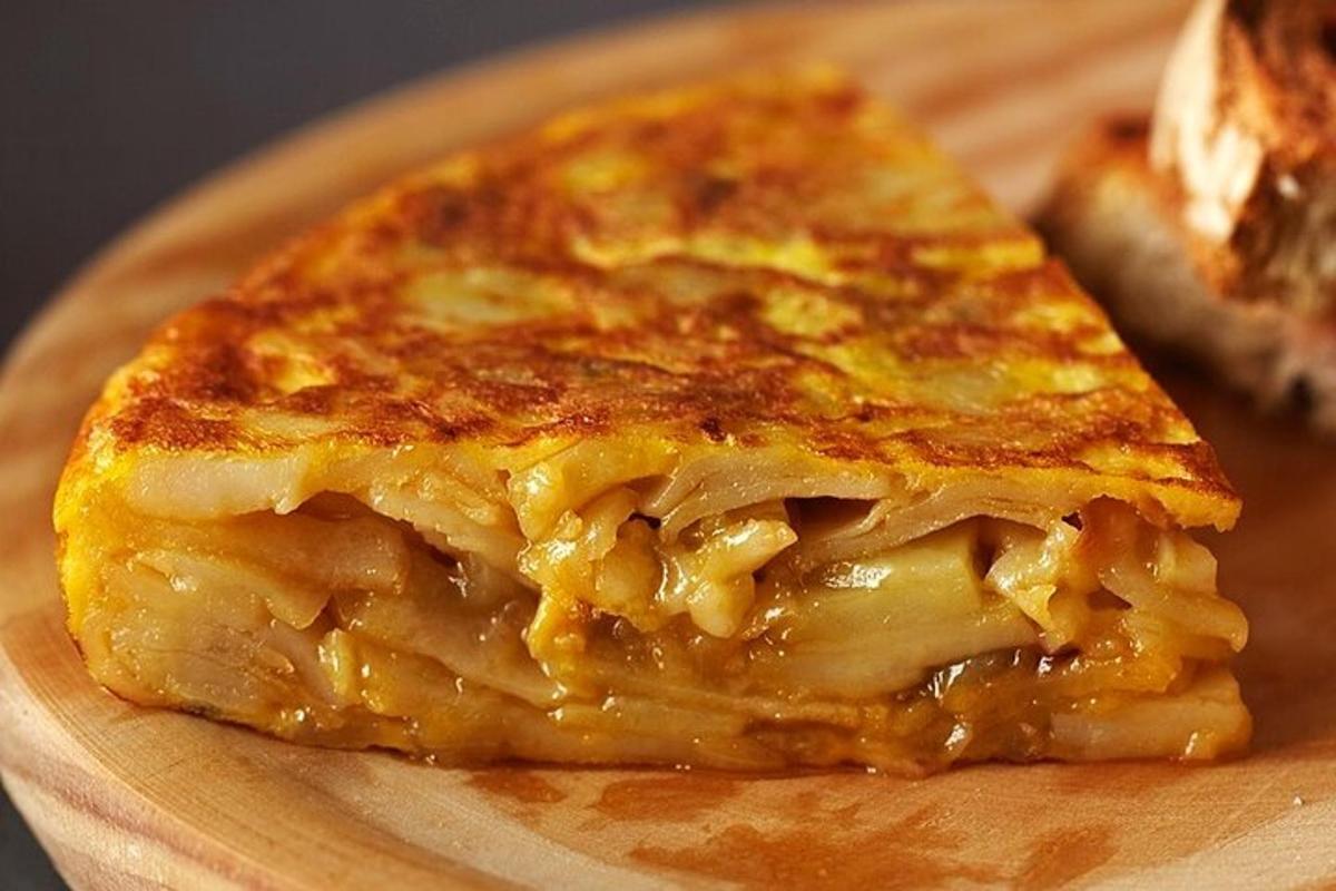 una fetta di pizza al formaggio su un tagliere di legno