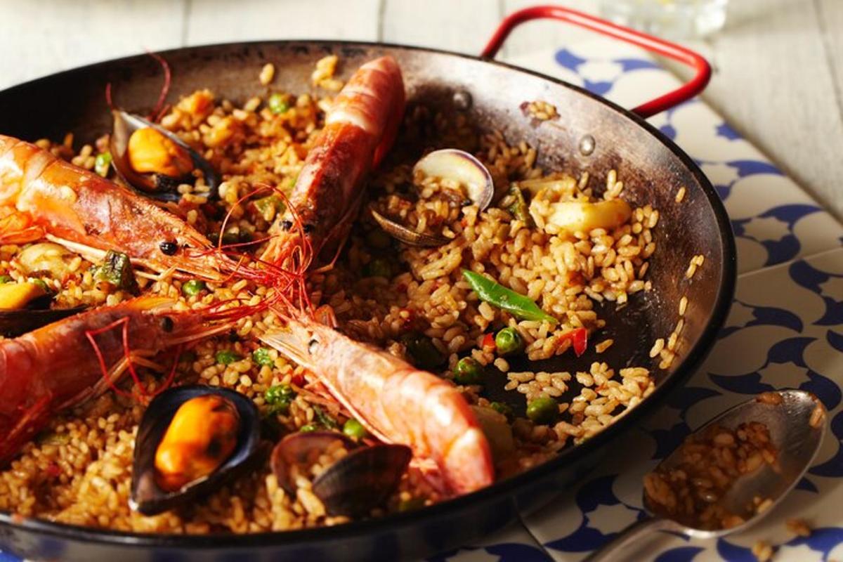 kuali berisi makanan laut dan nasi di atas meja
