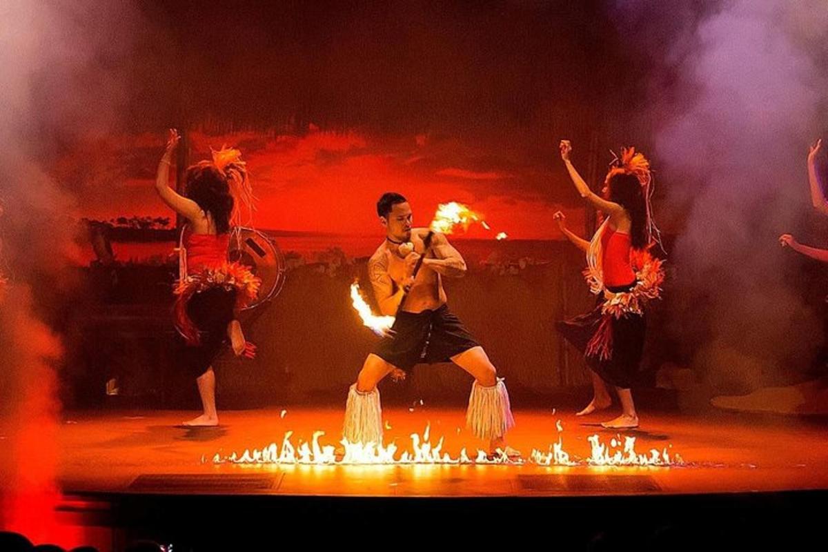 un bărbat dansând pe o scenă cu artiști de foc