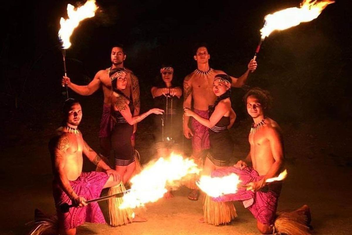 un grup de oameni care stăteau în jurul unui foc