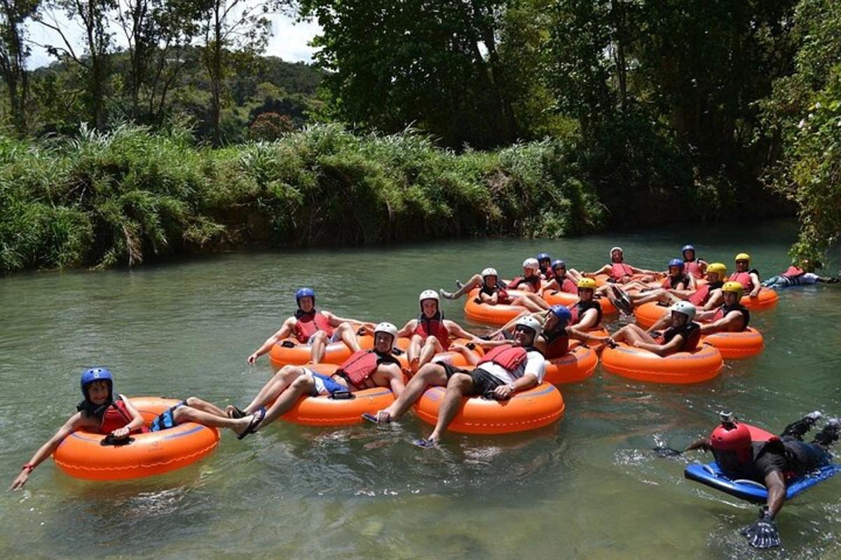 un grup de oameni face rafting pe un râu
