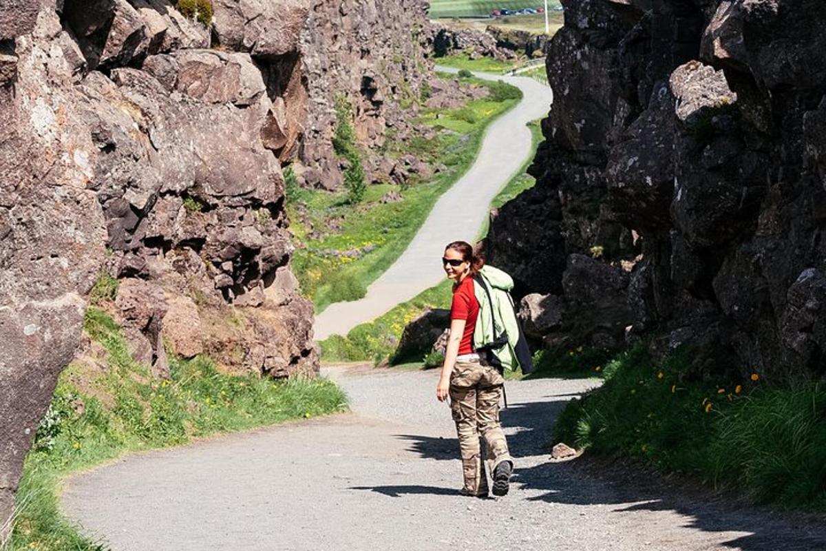 una donna che cammina lungo una strada di montagna