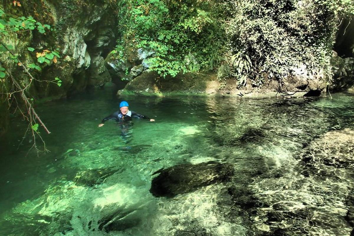 ein Mann, der im Wasser eines Flusses schwimmt