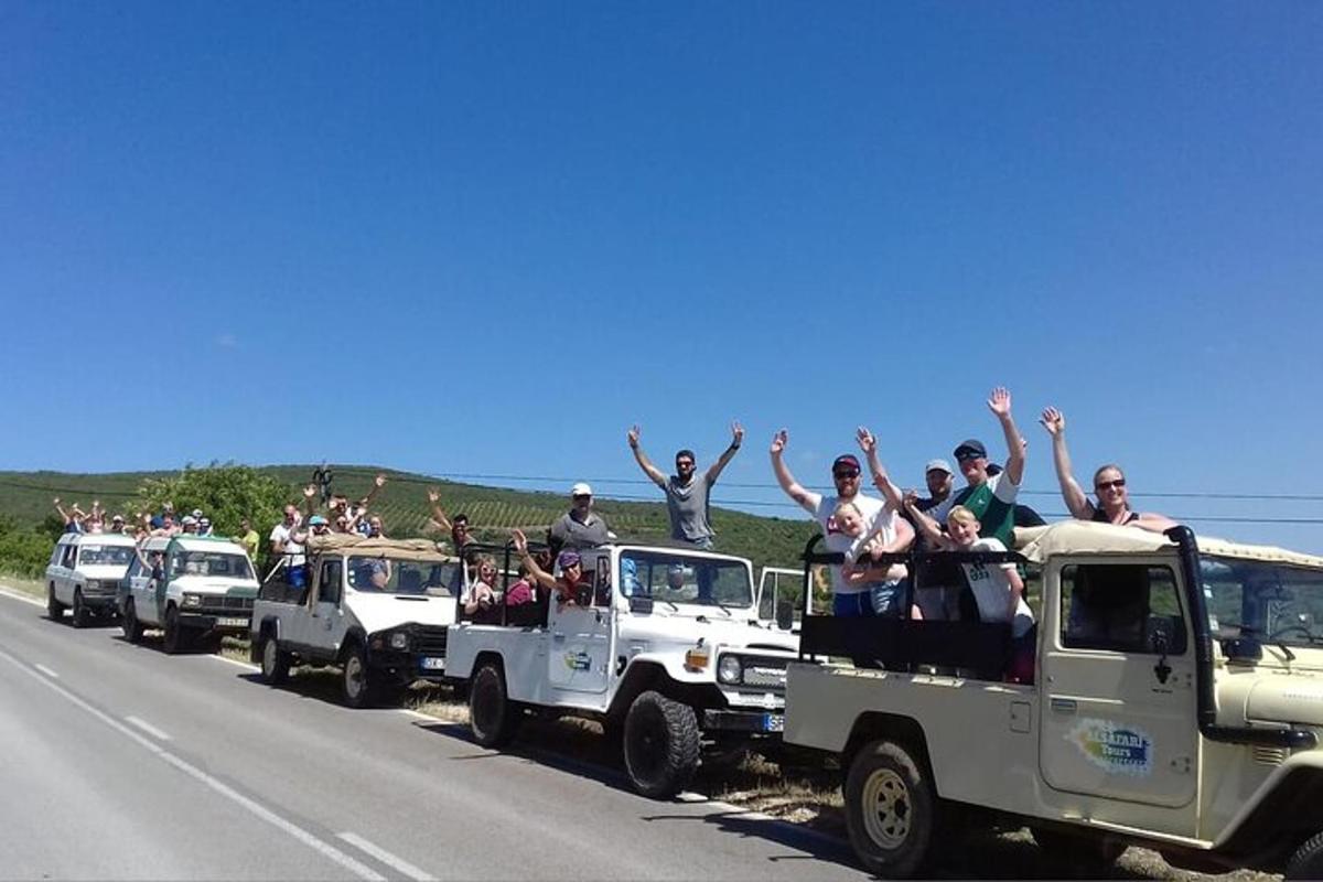 un gruppo di persone che viaggiano sul retro di un camion