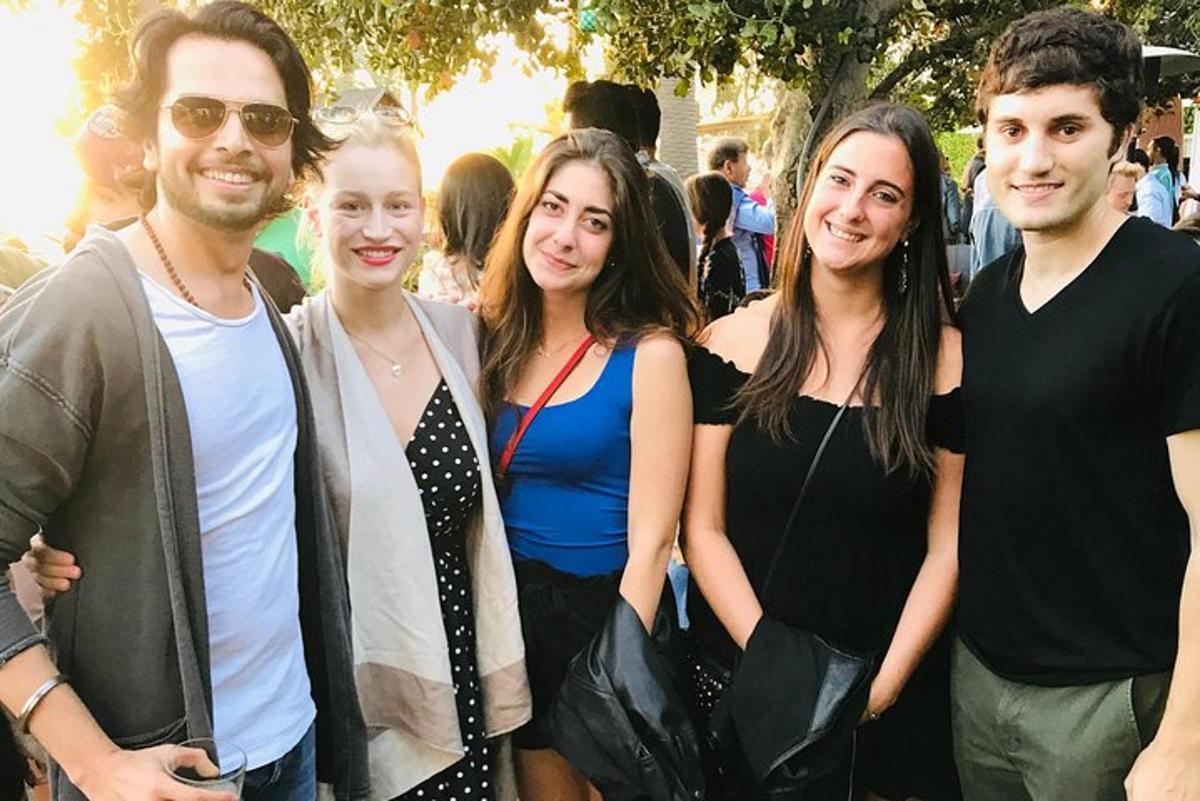 un gruppo di persone che posano per una foto