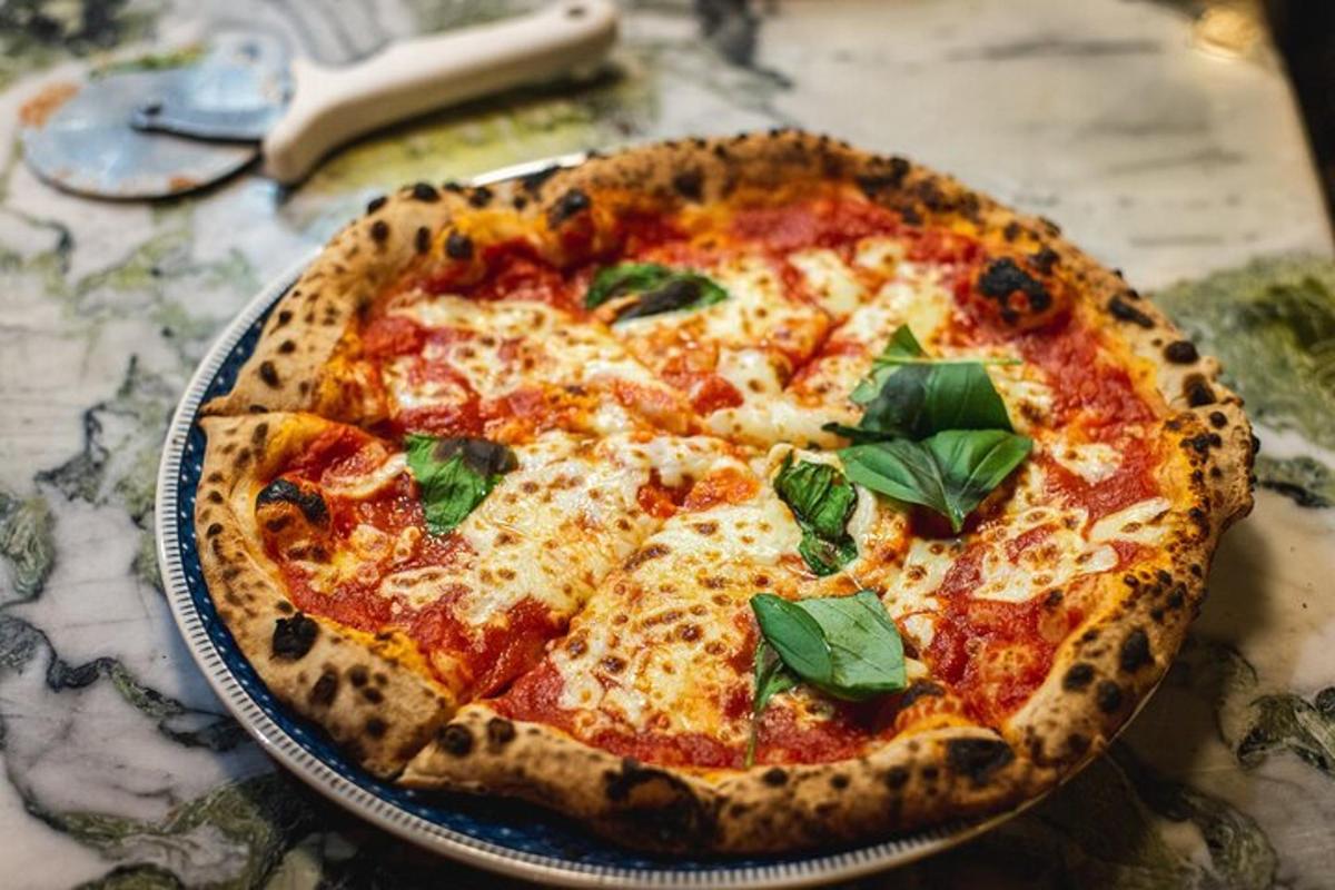 una pizza en un plato sobre una mesa