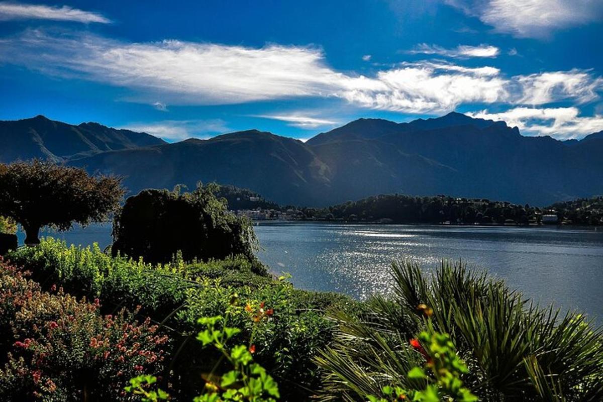 pohled na jezero s horami v pozadí