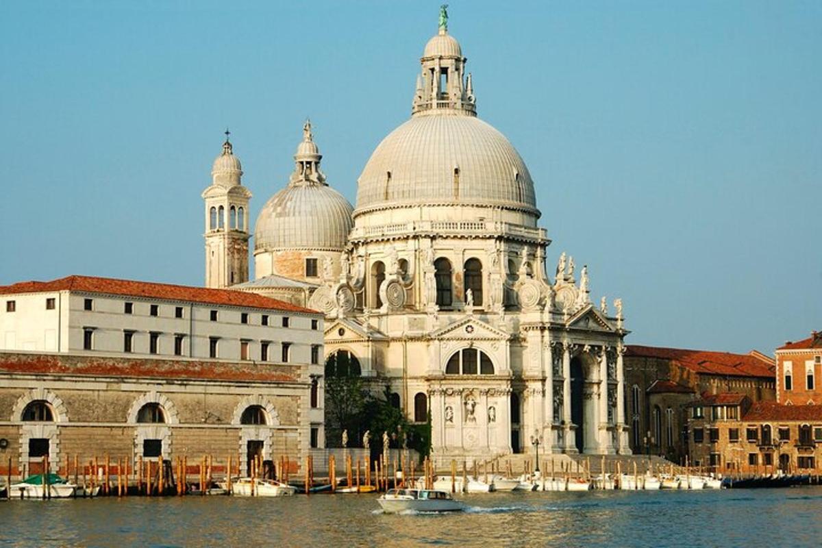un grande edificio sull'acqua con barche al suo interno