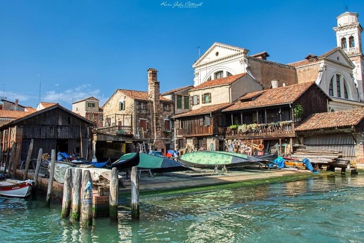 un gruppo di edifici vicino all'acqua con barche