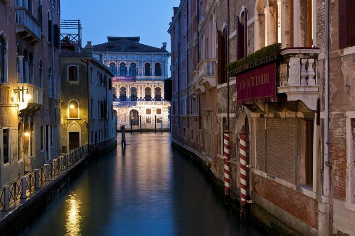 Una vista de un canal en una ciudad por la noche.