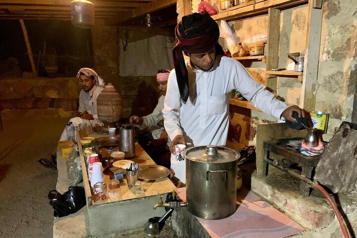 một người phụ nữ trong bếp đang chuẩn bị thức ăn trong nồi