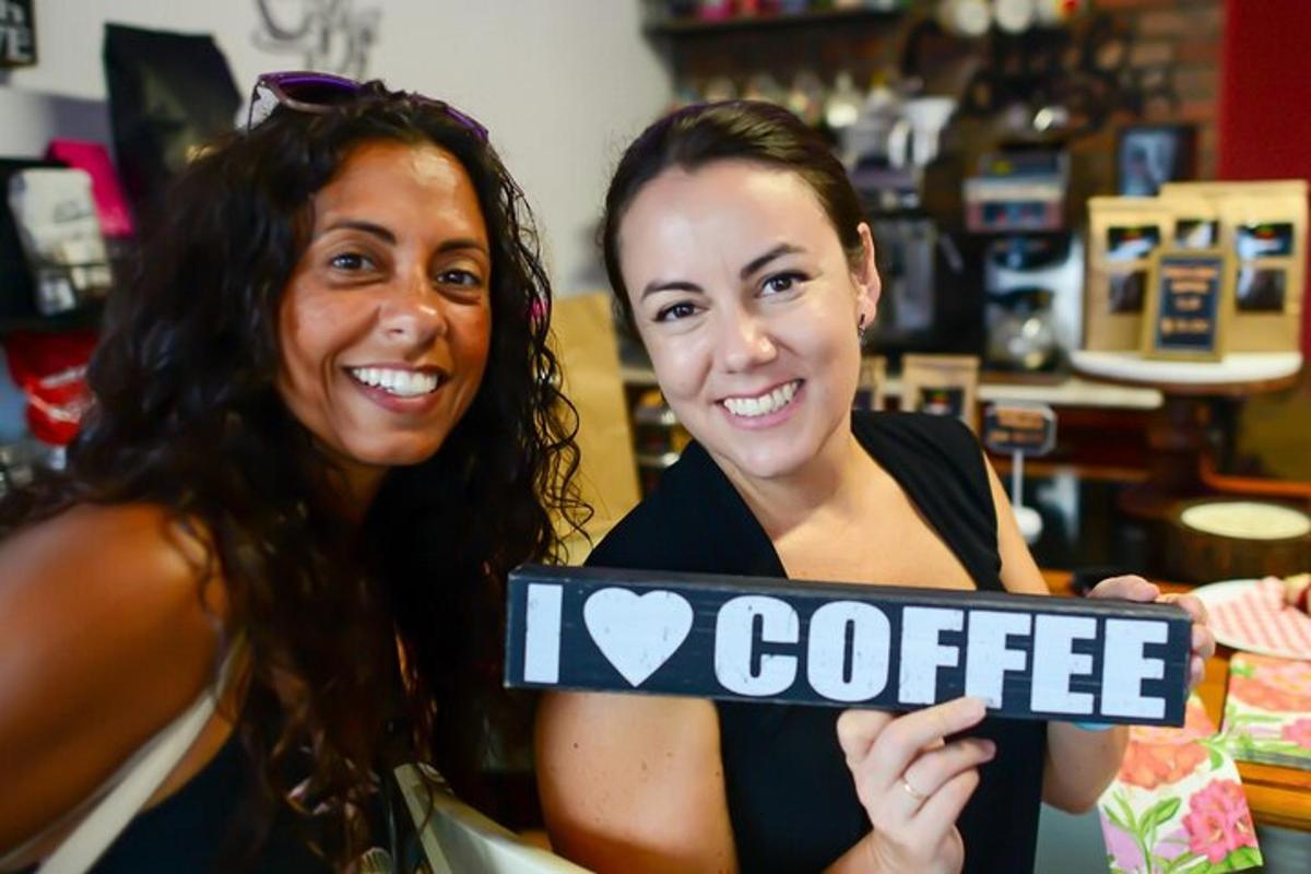 due donne che tengono un cartello con la scritta "Amo il caffè"