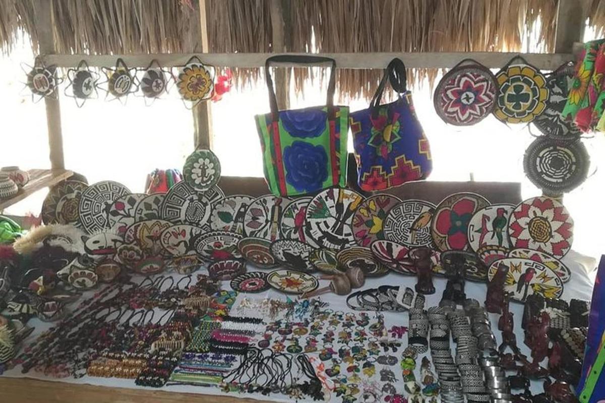 uma mesa cheia de vários tipos diferentes de joias