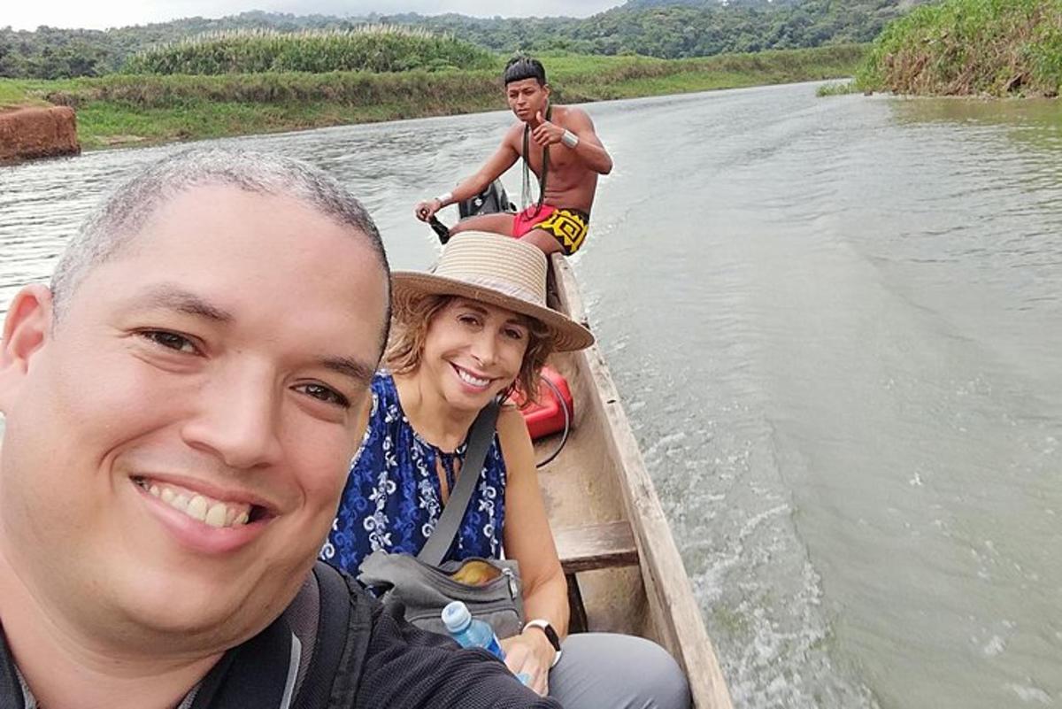 duas pessoas em um barco em um rio
