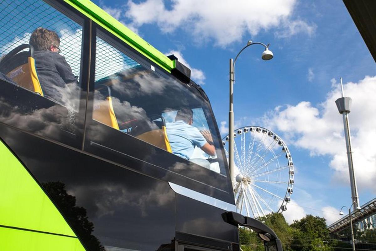 due persone sedute su un autobus con una ruota panoramica