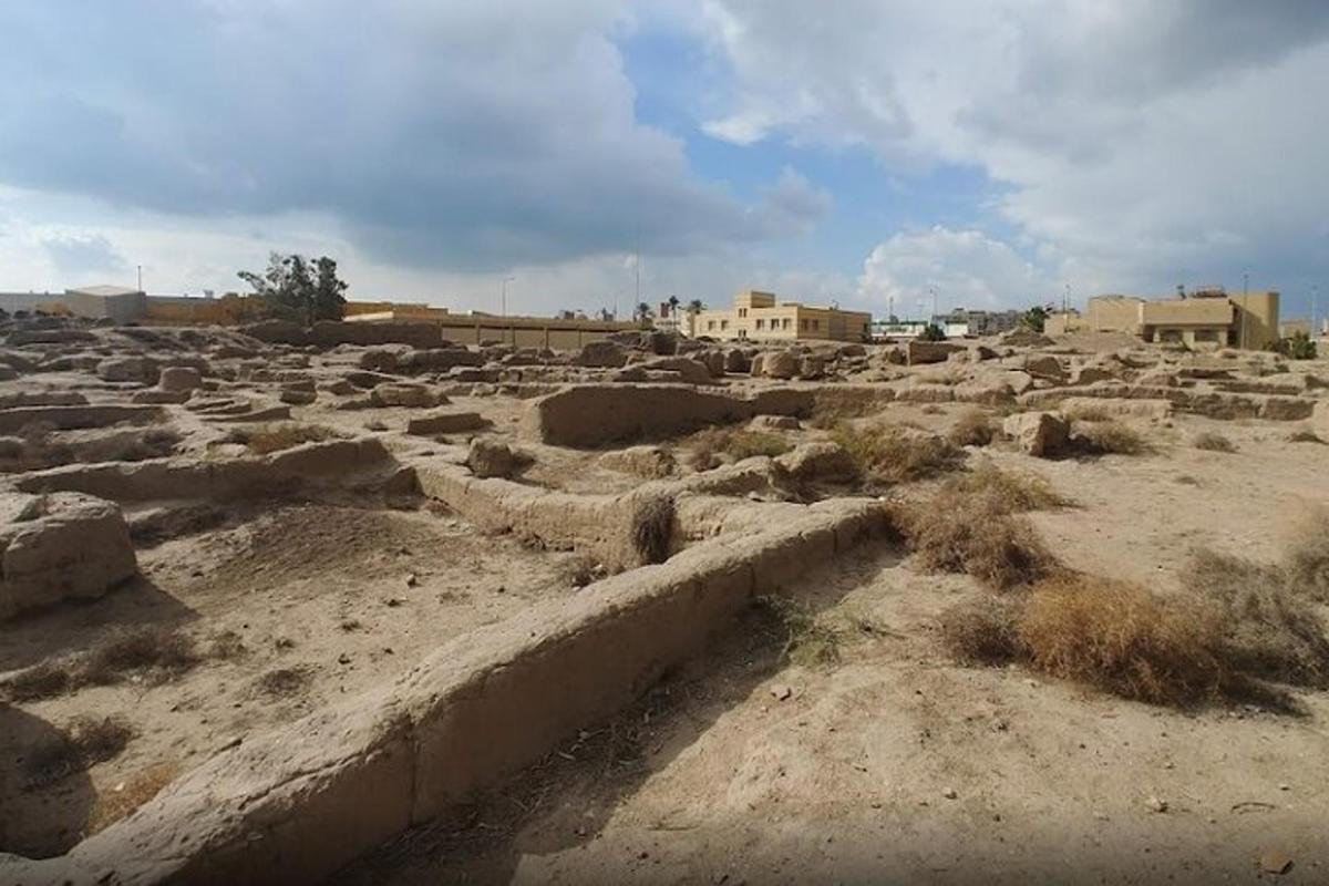 un grande campo di rocce e terra con edifici