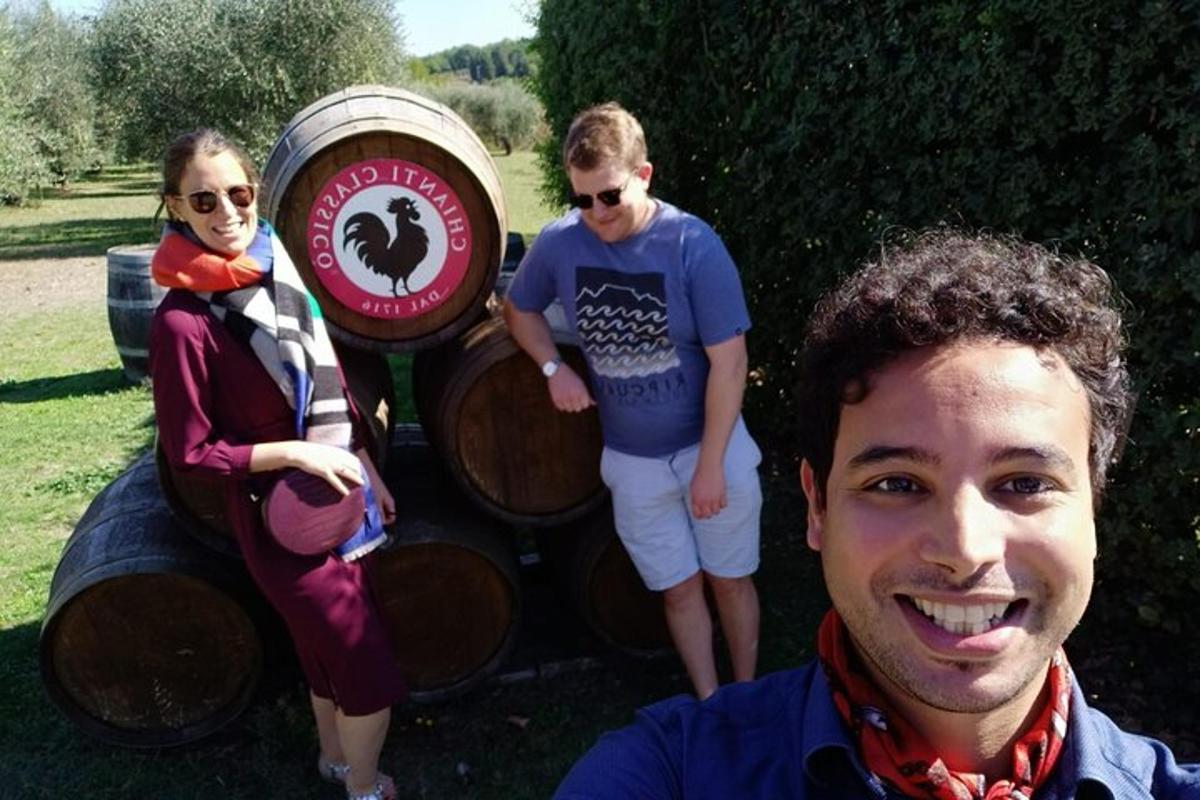 un gruppo di persone in piedi accanto a un barile