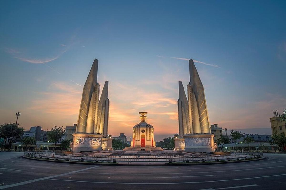 velký monument ve městě při západu slunce