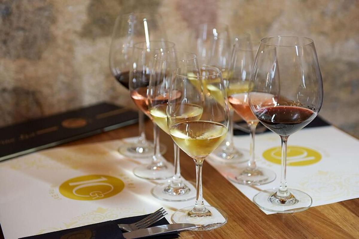 um grupo de taças de vinho sobre uma mesa