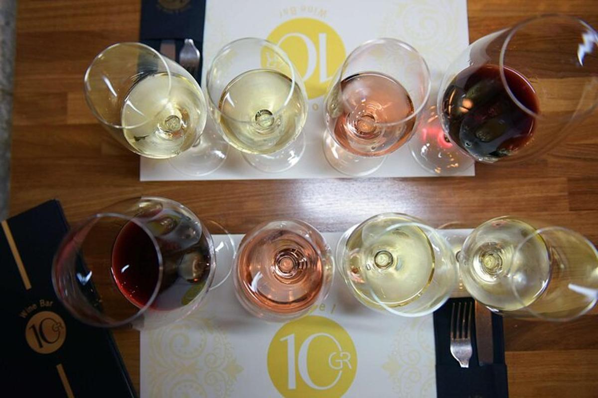 um grupo de taças de vinho sobre uma mesa