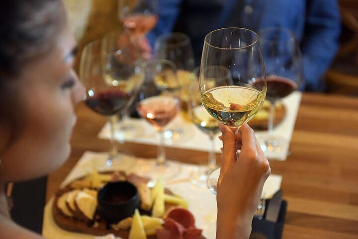 uma mulher segurando uma taça de vinho em uma mesa