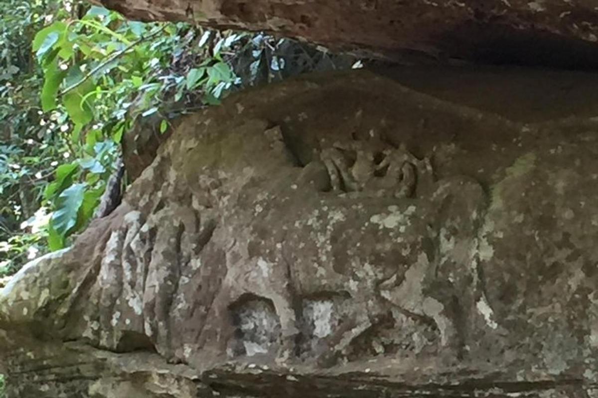 patung singa di atas batu